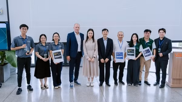 Ban tổ chức trao giải cho đội đạt giải tại cuộc thi (Ảnh: VGU)