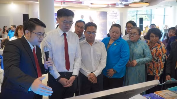 Đại biểu tham quan các giải pháp chuyển đổi số được trưng bày tại ngày hội. (Ảnh: CTV)