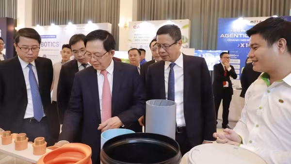 Phó Thủ tướng Hồ Quốc Dũng tham quan gian hàng trưng bày sản phẩm tại diễn đàn. (Ảnh: Ban tổ chức)