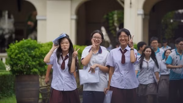 Thí sinh Thành phố Hồ Chí Minh vui vẻ kết thúc môn thi đầu tiên.