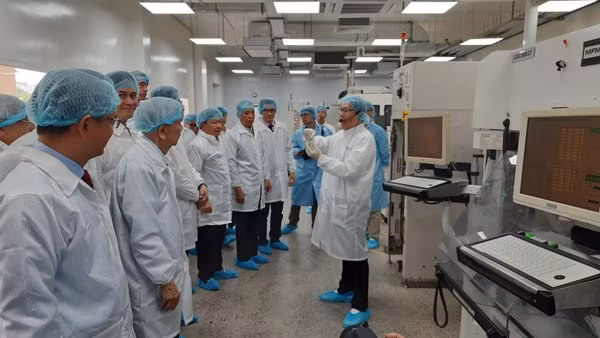 Các đại biểu tham quan SHTP ATP Lab. (Ảnh: CAO TÂN) 