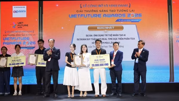 Ban tổ chức trao thưởng cho các dự án xuất sắc đạt giải cao (Ảnh: CTV)