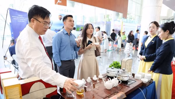 Doanh nghiệp trưng bày sản phẩm Hội nghị kết nối đầu tư và hợp tác phát triển giữa Thành phố Hồ Chí Minh với các tỉnh, thành phố vùng Đông Nam Bộ và vùng Đồng bằng sông Cửu Long. (Ảnh: CTV)