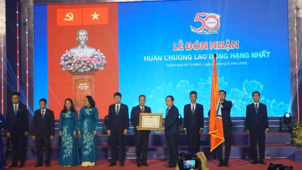Trường đại học Sư phạm Thành phố Hồ Chí Minh vinh dự đón nhận Huân chương Lao động hạng Nhất (Ảnh: CTV)
