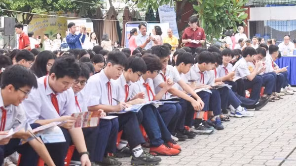 Học sinh tham gia Ngày hội tuyển sinh, hướng nghiệp giáo dục nghề nghiệp (Ảnh: CAO TÂN)