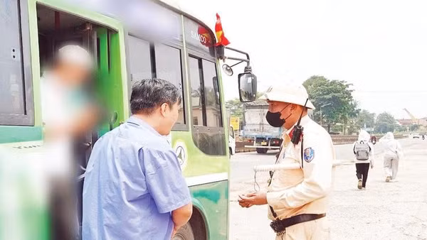 Tăng cường kiểm tra các phương tiện kinh doanh vận tải hành khách trên Quốc lộ 1.