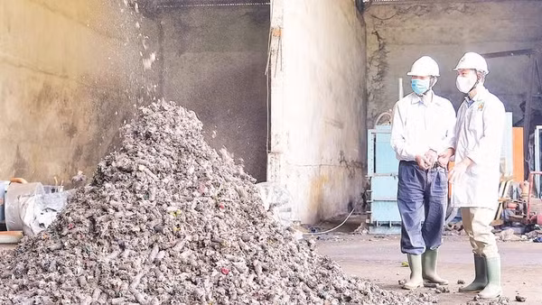 Lực lượng chức năng kiểm tra sau cấp phép tại doanh nghiệp sản xuất bột sắn trên địa bàn tỉnh Tây Ninh có nguy cơ gây ô nhiễm cao.
