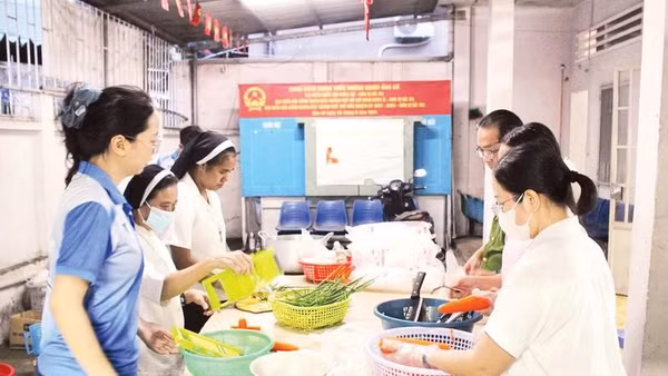 Nhóm thiện nguyện chuẩn bị bếp ăn nghĩa tình ngay từ sáng sớm.