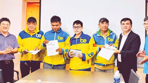 Các lái xe công nghệ trên địa bàn Thành phố Hồ Chí Minh vui mừng nhận vốn vay ưu đãi từ Tổ chức tài chính vi mô CEP.