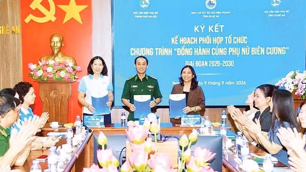 Các đơn vị ký kết biên bản phối hợp thực hiện chương trình (Ảnh TRUNG HIẾU)