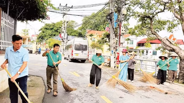 Người dân thôn Vạn Thắng 2 cùng nhau tổng vệ sinh, làm sạch môi trường.