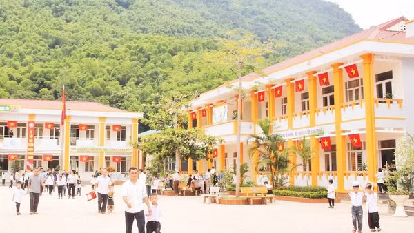 Một góc Trường phổ thông nội trú liên cấp xã Sơn Thủy vừa đưa vào sử dụng.