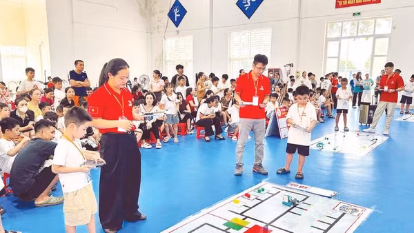 Cuộc thi điều khiển robot của học sinh Trường tiểu học Đông Hội, Hà Nội.