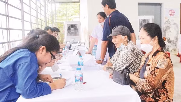 Khu vực đón tiếp người dân đến khám sức khỏe định kỳ tại Bệnh viện đa khoa Hà Nam được các đoàn viên, thanh niên hỗ trợ chu đáo (Ảnh ĐÀO PHƯƠNG)