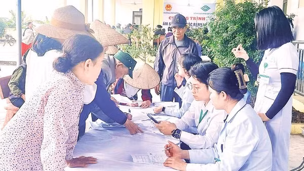 Tư vấn, khám sàng lọc, phát hiện sớm bệnh lý về mắt cho người dân tại phường An Phong.