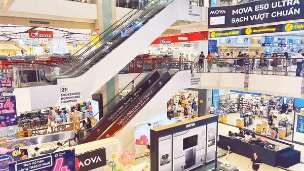 Cùng với các ngành sản xuất, hệ thống phân phối tại Việt Nam đang thu hút lượng lớn vốn FDI. Trong ảnh: Một góc Trung tâm thương mại Aeon Long Biên, thuộc tập đoàn bán lẻ hàng đầu Nhật Bản.