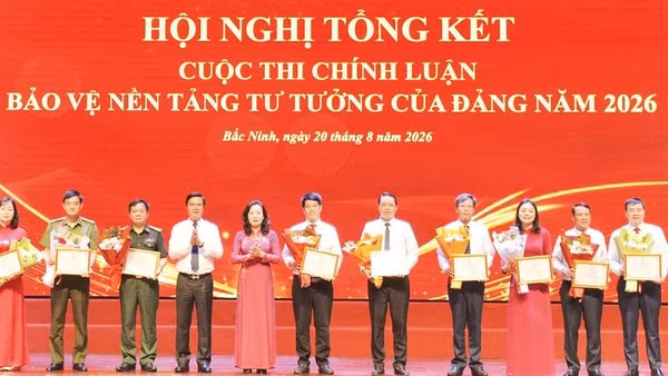Ban tổ chức khen thưởng các tập thể có thành tích xuất sắc trong tổ chức triển khai và tham gia Cuộc thi.