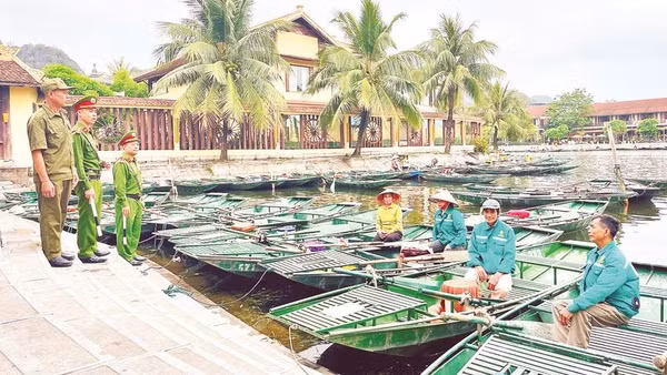 Công an tỉnh Ninh Bình tuyên truyền người dân chấp hành nghiêm luật giao thông đường thủy tại các khu du lịch (Ảnh YẾN TRINH)