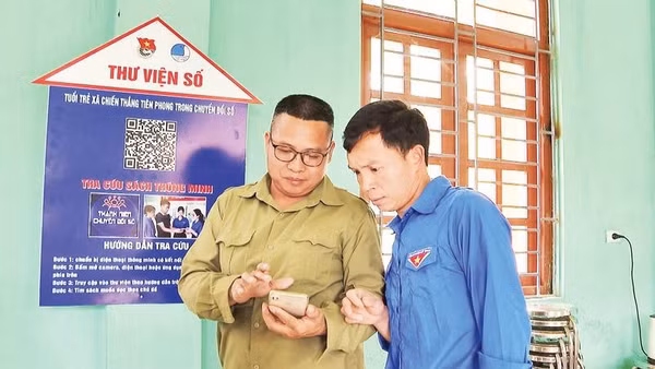 Người dân xã Chiến Thắng được cán bộ đoàn viên, thanh niên hướng dẫn sử dụng mô hình “Thư viện số”.