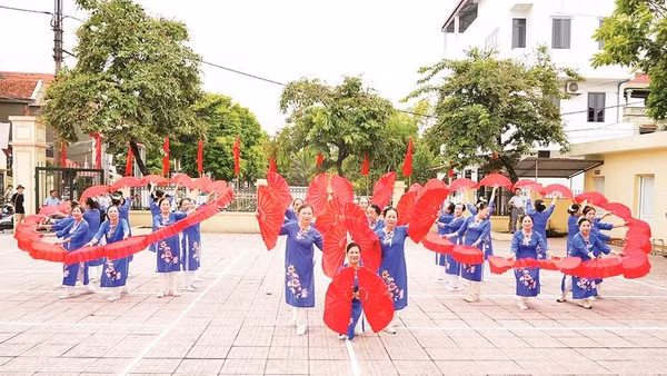 Người dân xã Đan Phượng (Hà Nội) tập văn nghệ tại Nhà văn hóa-Khu thể thao thôn Đông Khê.