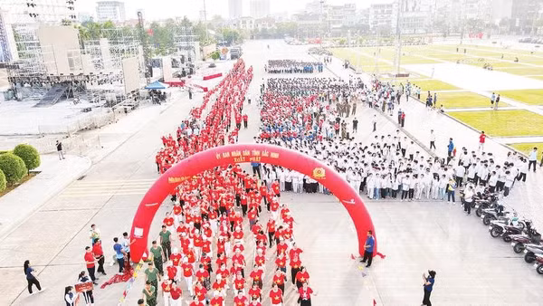 Người dân Bắc Ninh hào hứng tham gia chương trình “Cùng Việt Nam tiến bước” trong kỳ nghỉ Quốc khánh 2/9 (Ảnh THANH HƯƠNG)