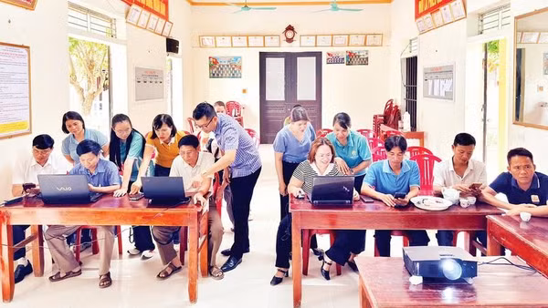 Đào tạo các kỹ năng cho các tổ chuyển đổi số cộng đồng tại xã Yên Từ.