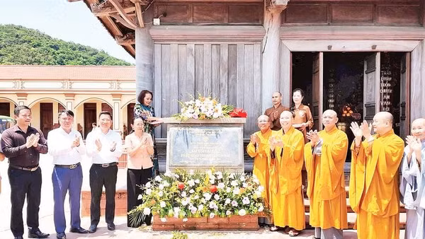 Các đại biểu dự lễ gắn biển công trình chùa Trúc Lâm Đảo Trần nhân dịp Đại hội đại biểu Phật giáo tỉnh Quảng Ninh năm 2026.