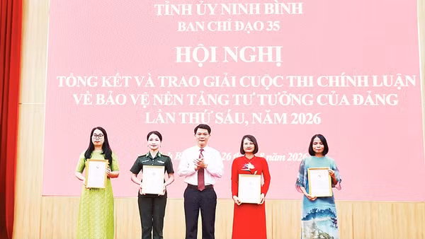 Đồng chí Nguyễn Đức Toàn, Trưởng ban Tuyên giáo Tỉnh ủy Ninh Bình, Phó Trưởng ban Thường trực Ban Chỉ đạo 35 Tỉnh ủy, Trưởng ban Tổ chức cuộc thi trao giải A tặng các tác giả, nhóm tác giả.