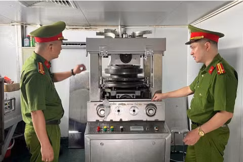 Phòng Cảnh sát kinh tế phối hợp các lực lượng chức năng tiến hành khám xét khẩn cấp cơ sở sản xuất của Công ty trách nhiệm hữu hạn Sản xuất Dược-Mỹ phẩm Vintechpharm. (Ảnh: Công an Hà Nội)