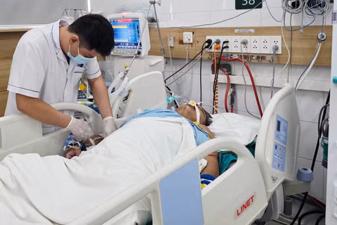 Nhân viên y tế Bệnh viện Bạch Mai tích cực hồi sức cho người bệnh ngộ độc khí clo. (Ảnh: Bệnh viện cung cấp)