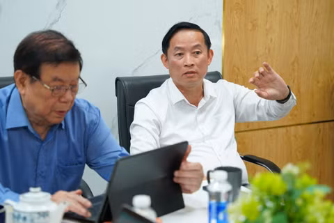 Giáo sư, Tiến sĩ, bác sĩ Kiều Đình Hùng (bên phải) chia sẻ về phẫu thuật ít xâm lấn. (Ảnh: T.H)