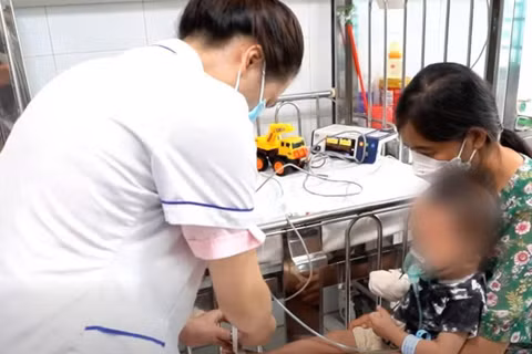 Bệnh nhi điều trị cúm tại Bệnh viện Nhi Trung ương. (Ảnh: BVCC)
