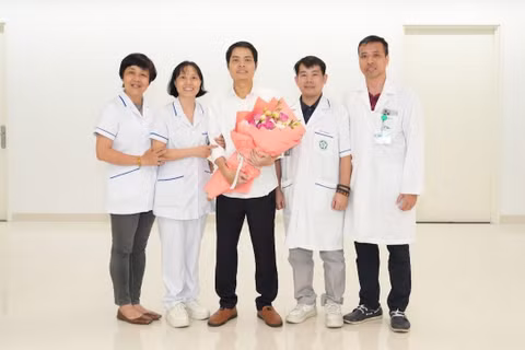 Tập thể kíp điều trị Viện Tim mạch chúc mừng anh Tuấn trong ngày được xuất viện về với gia đình. (Ảnh: BV cung cấp)