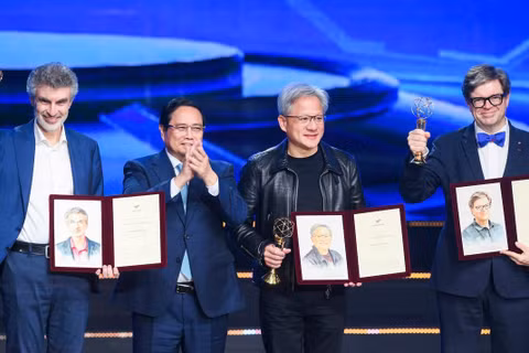 Giáo sư Yann LeCun (ngoài cùng bên phải) nhận Giải thưởng Chính VinFuture năm 2024 tại Hà Nội. (Ảnh: VFP)