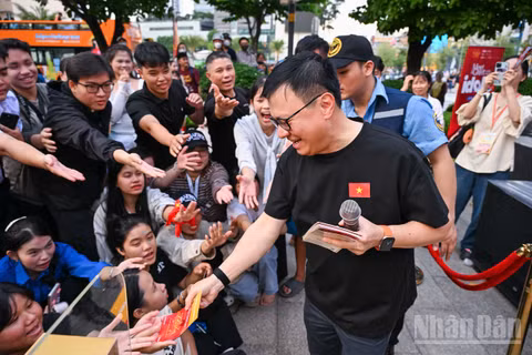 Ông Lê Quốc Minh, Ủy viên Trung ương Đảng, Tổng Biên tập Báo Nhân Dân, Phó Trưởng ban Tuyên giáo Trung ương, Chủ tịch Hội Nhà báo Việt Nam, Trưởng Ban chỉ đạo Chương trình nghệ thuật chính luận "Tổ quốc trong tim" giao lưu với khán giả. 