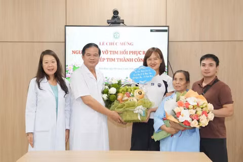 Phó Giáo sư, Tiến sĩ Đào Xuân Cơ - Giám đốc bệnh viện và Phó Giáo sư, Tiến sĩ Nguyễn Thị Thu Hoài - Viện trưởng Viện Tim mạch chúc mừng người bệnh vỡ tim hồi phục ra viện. (Ảnh: Bệnh viện cung cấp)