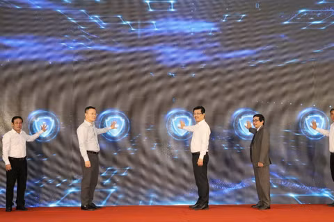 Các đại biểu nhấn nút khởi động cổng tiếp nhận sản phẩm dự thi. (Ảnh: Ban tổ chức)