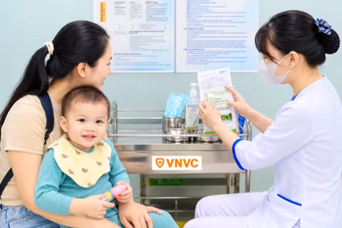 Tư vấn cho gia đình bệnh nhi trước khi thực hiện tiêm vaccine tay chân miệng. (Ảnh: VNVC)