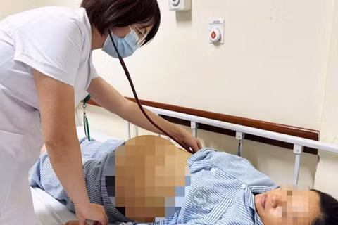 Bác sĩ Viện Y học nhiệt đới Bạch Mai thăm khám cho sản phụ bị viêm gan B đang điều trị. (Ảnh: BVCC)