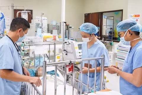 Các bác sĩ khẩn trương thăm khám, hội chẩn và triển khai các biện pháp cấp cứu, tuy nhiên do tình trạng tổn thương quá nặng, trẻ đã không qua khỏi. (Ảnh: BVCC)