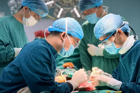 Các bác sĩ tiến hành phẫu thuật cho người bệnh. (Ảnh: BVCC)