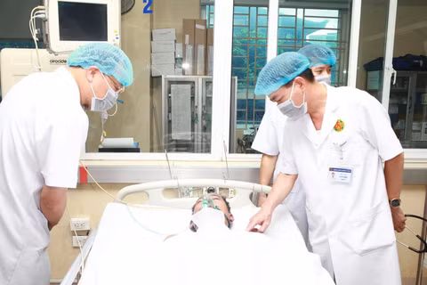 Bệnh nhân nằm điều trị tại Bệnh viện Quân y 354. (Ảnh: Bệnh viện Quân y 354)