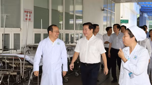 Đoàn công tác của Bệnh viện Bình Dân đến làm việc tại Bệnh viện đa khoa Bà Rịa. (Ảnh: Bệnh viện cung cấp)