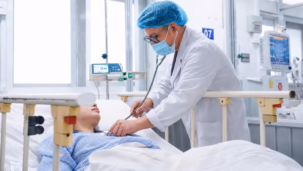 Bác sĩ Bệnh viện Nhân dân Gia Định thăm khám cho bệnh nhân N.T.M.L. (Ảnh: Bệnh viện cung cấp)