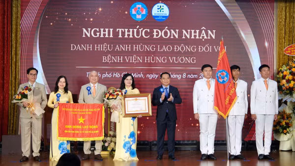 Bệnh viện Hùng Vương đón nhận danh hiệu Anh hùng Lao động. (Ảnh: Bệnh viện cung cấp)