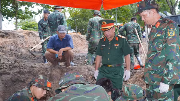 Thiếu tướng Nguyễn Thành Trung, Chính ủy Bộ Tư lệnh Thành phố Hồ Chí Minh tại hiện trường khu vực tìm kiếm, quy tập hài cốt liệt sĩ ở Công viên Lê Thị Riêng. (Ảnh: Bộ Tư lệnh Thành phố Hồ Chí Minh)