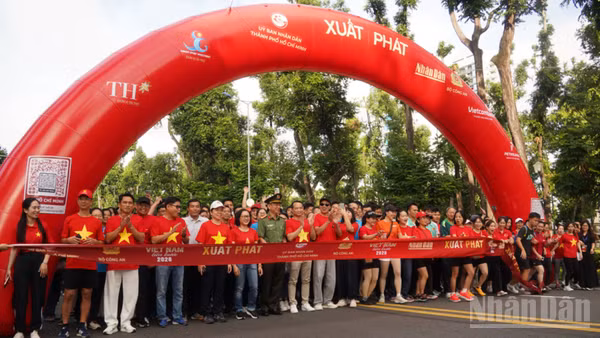 Các khối tham gia đi bộ tại điểm cầu Thành phố Hồ Chí Minh trước giờ xuất phát. (Ảnh: THÀNH LÊ)