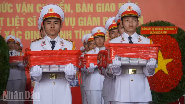 Mẫu hài cốt liệt sĩ được trang trọng đưa lên máy bay. (Ảnh: LÊ THÀNH)