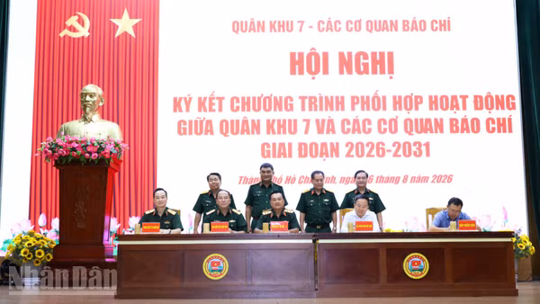 Quang cảnh lễ ký kết. (Ảnh: LÊ THÀNH)