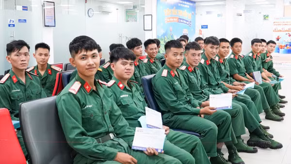 Lực lượng làm nhiệm vụ tìm kiếm, quy tập hài cốt liệt sĩ được tổ chức tiêm vaccine phòng bệnh. (Ảnh: LAN PHONG)